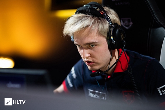 中国棋手在中日韩围棋精英赛中全力以赴成功晋级四强